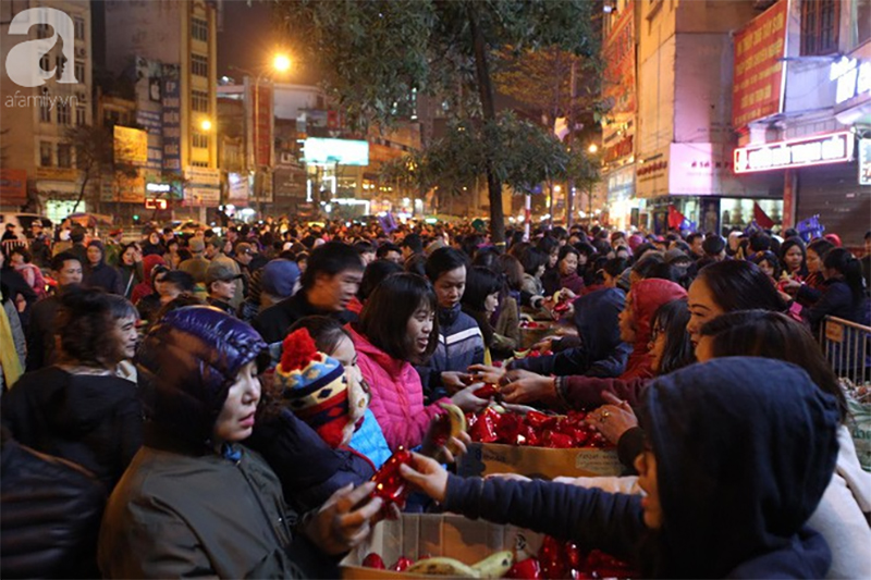 Chùm ảnh: Hàng nghìn người dân đổ về chùa Phúc Khánh cúng sao giải hạn đầu năm